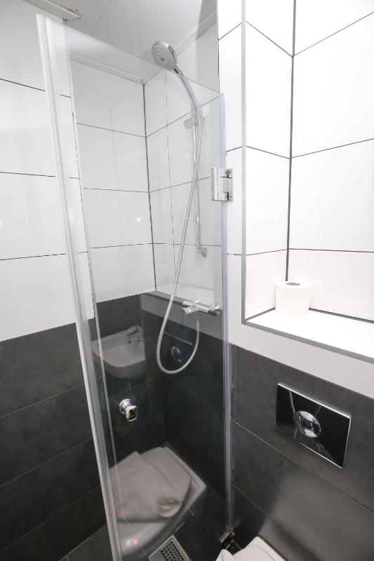 Quadruple Room with Private Bathroom image 2