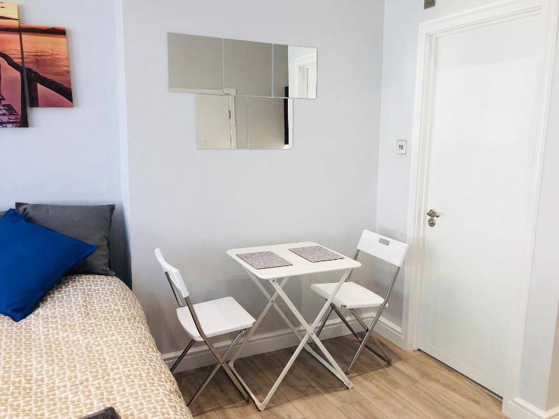 Studio Apartment image 4
