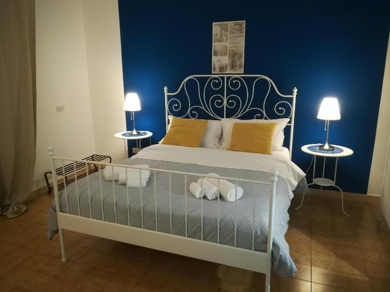 Queen Room with Balcony image 4