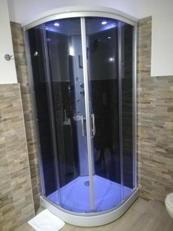 Queen Room with Balcony image 3