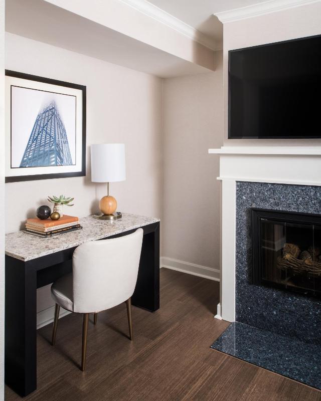 Superior King Room image 3