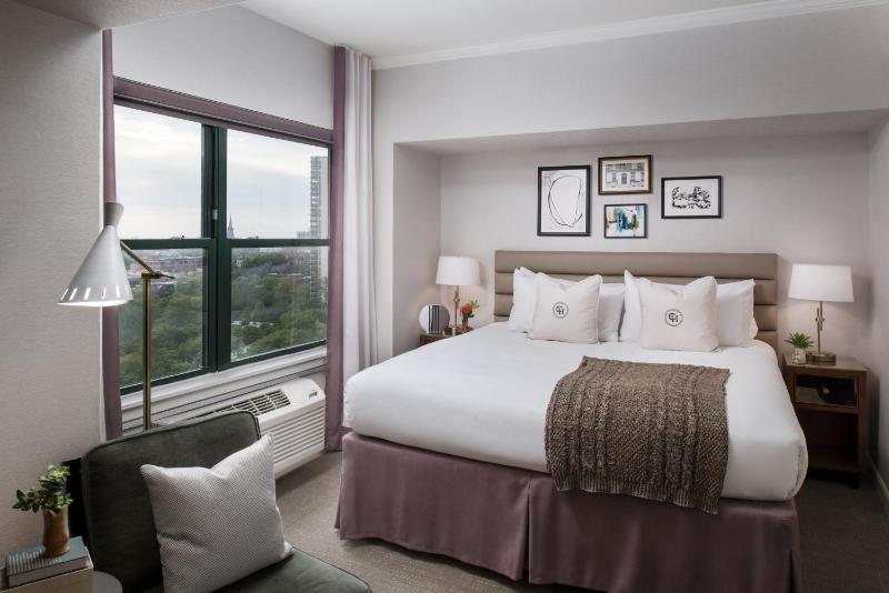 Deluxe King Room image 3