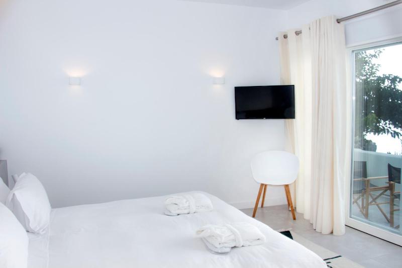 Suite Poolside with Caldera View image 1