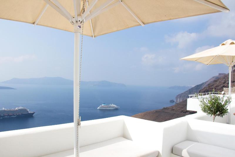 Superior Suite Balcony Caldera View image 3