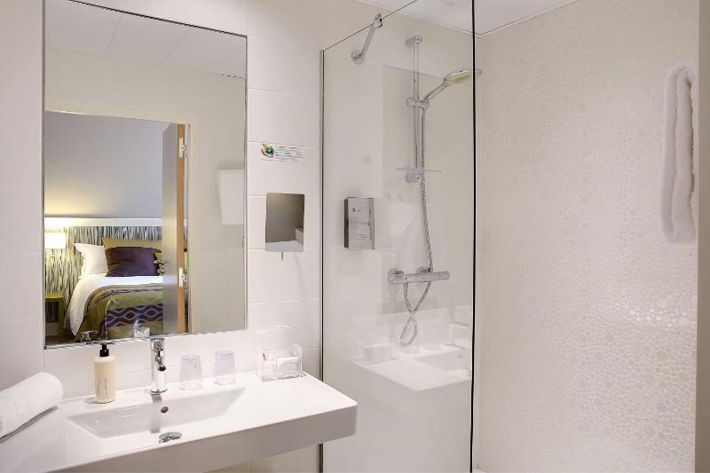 Standard King Room with Forest View image 4