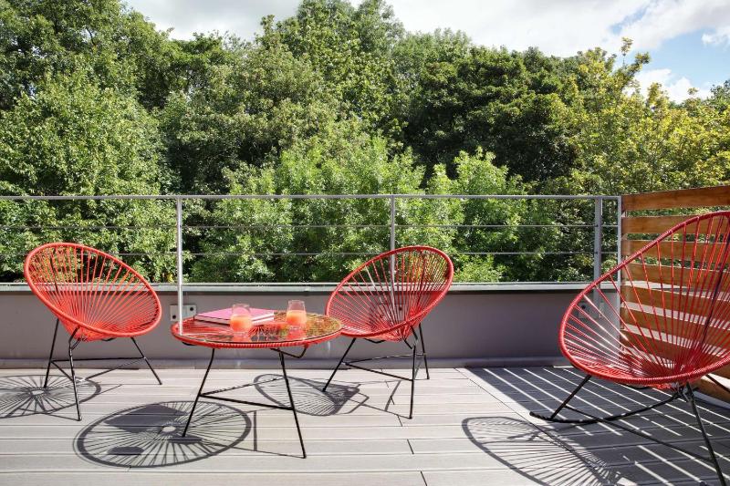 Executive King Room with Forest View image 4