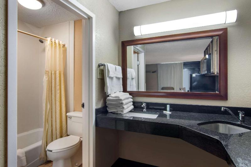 Queen Room with Two Queen Beds - Non-Smoking image 1