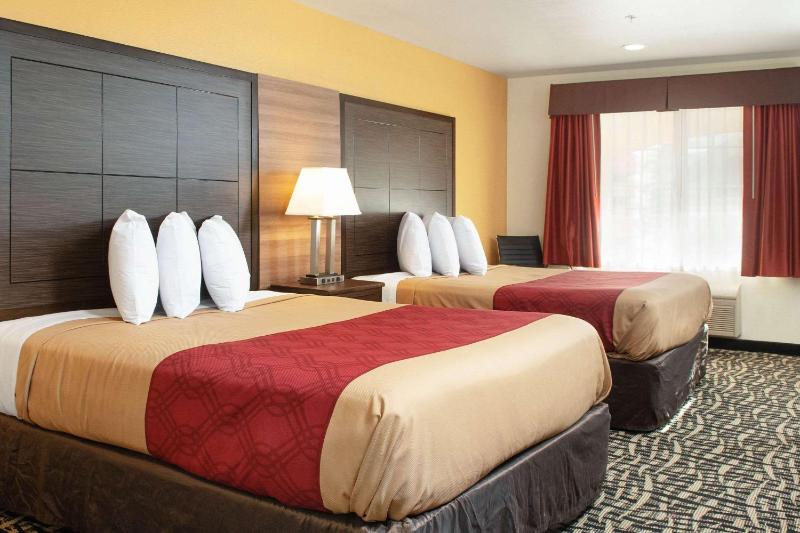 Queen Room with Two Queen Beds - Non-Smoking image 2