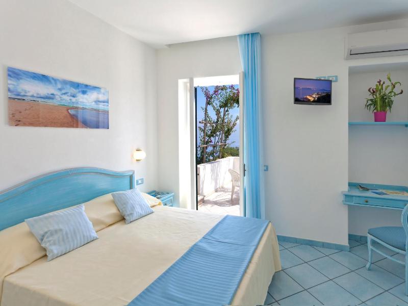 Superior Double Room with Sea View image 3