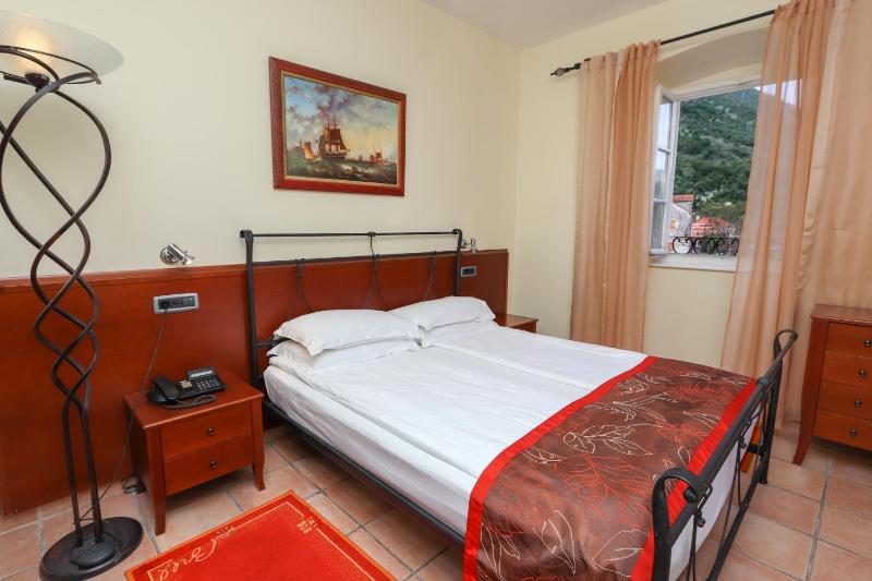 Double or Twin Room image 4
