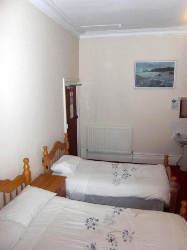 Basic Triple Room with Shared Bathroom image 1