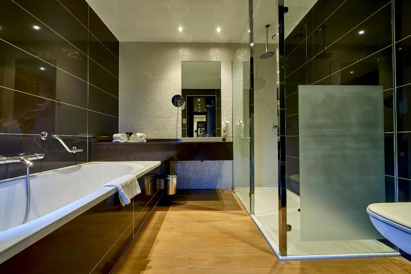 Deluxe King Room image 2