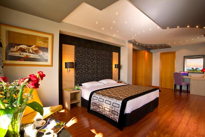 Deluxe Suite with Balcony Sea View image 3