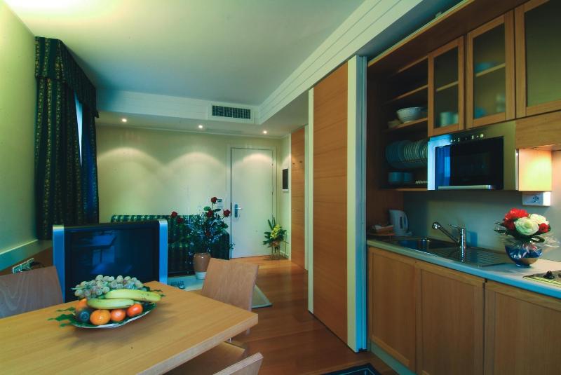 Superior One-Bedroom Apartment (4 Adults) image 4