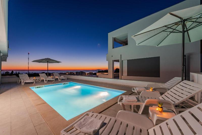 Dario 1. modern & luxury ap. with a pool - image 3