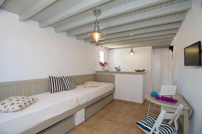 Superior One-Bedroom Apartment (6 Adults) image 3