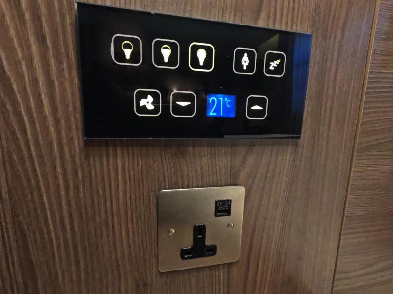Standard Twin Room image 4