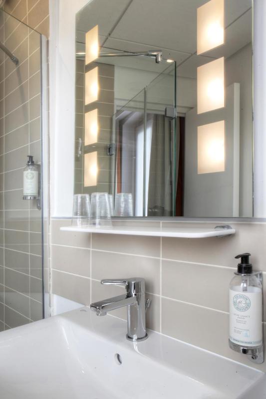 Superior Twin Room image 3