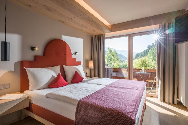 Deluxe Double Room with Balcony image 2