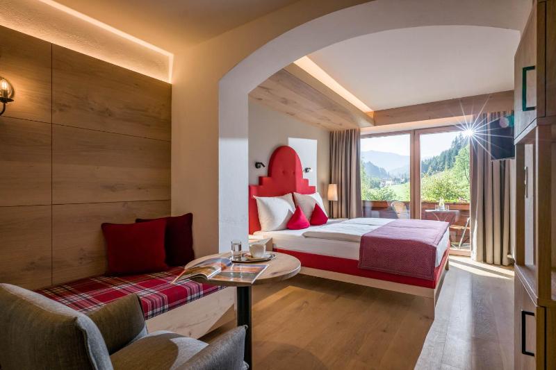 Deluxe Double Room with Balcony image 3