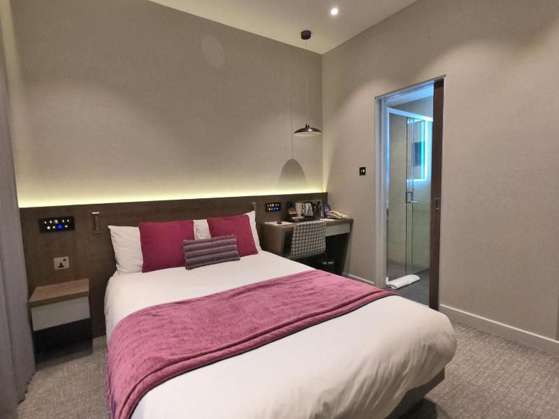 Double Room image 3