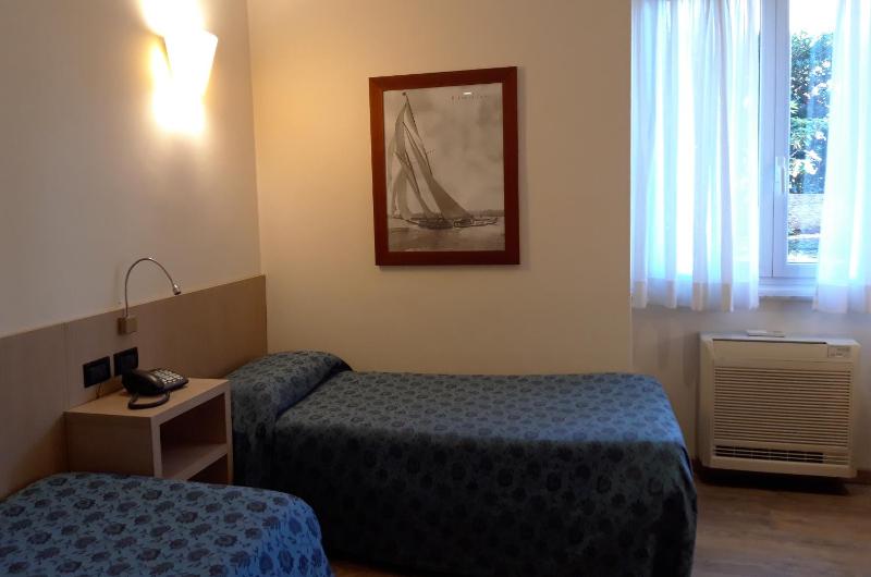Economy Twin Room image 3