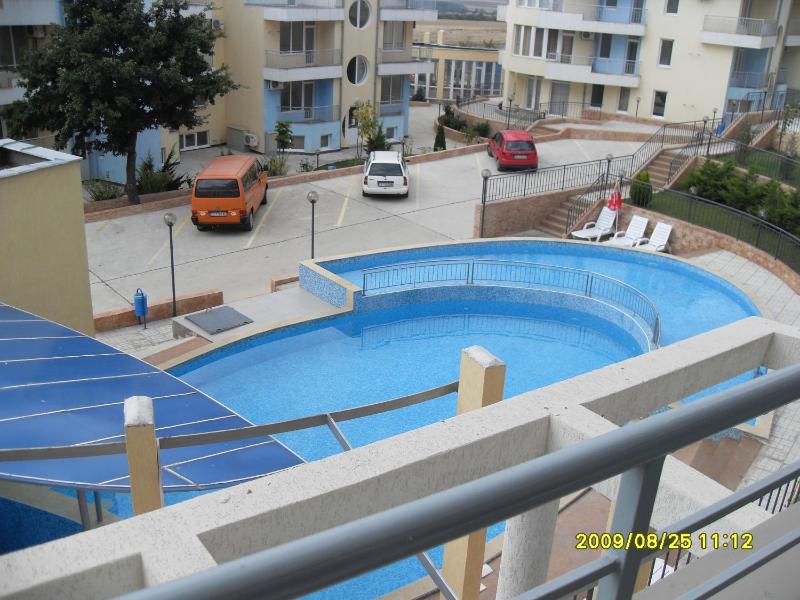 Studio with Pool View image 1