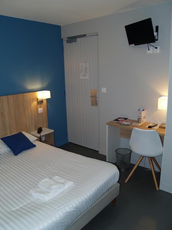 Double Room with Bath image 3