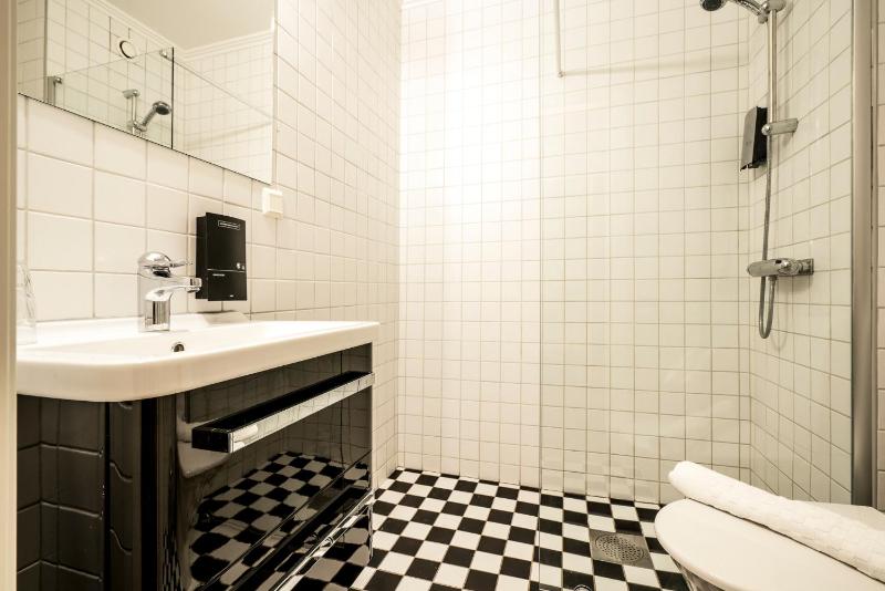 Small Twin Room image 2