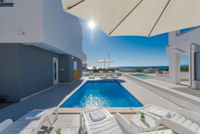 Dario 2. modern & luxury apartment with a pool - image 10