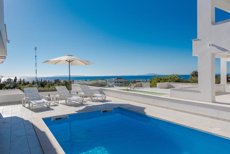 Dario 2. modern & luxury apartment with a pool - image 5