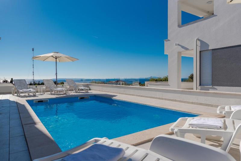 Dario 2. modern & luxury apartment with a pool - image 8