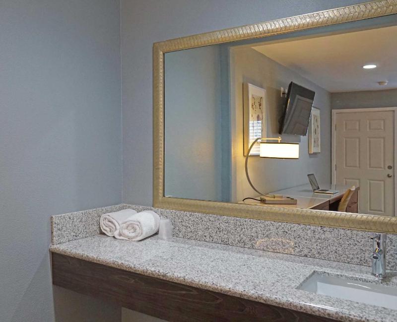 Standard Queen Room with Two Queen Beds image 2