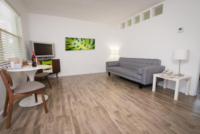 One-Bedroom Suite Two Double Beds image 2