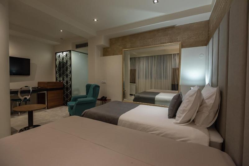 Deluxe Double or Twin Room with Balcony image 3