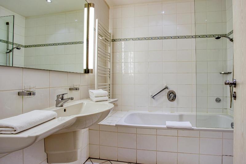 Deluxe Double Room with Bath image 3