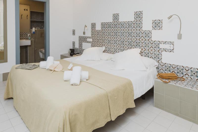 Hostal Gravina - image 19