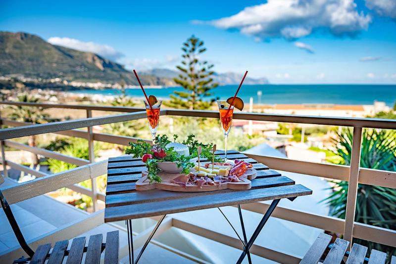 Double Room with Balcony and Sea View image 1