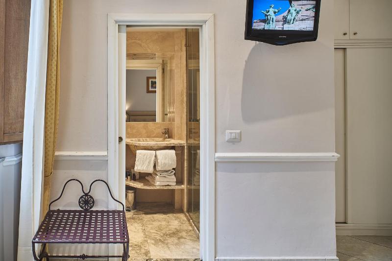 Double Room image 4