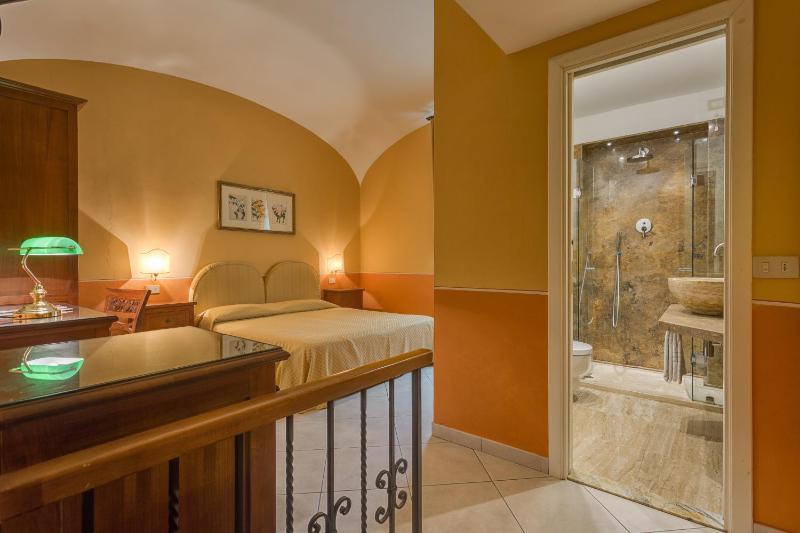 Double Room image 3
