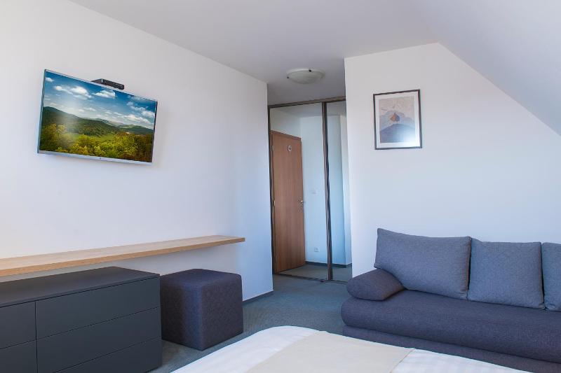 Classic Quadruple Room image 3