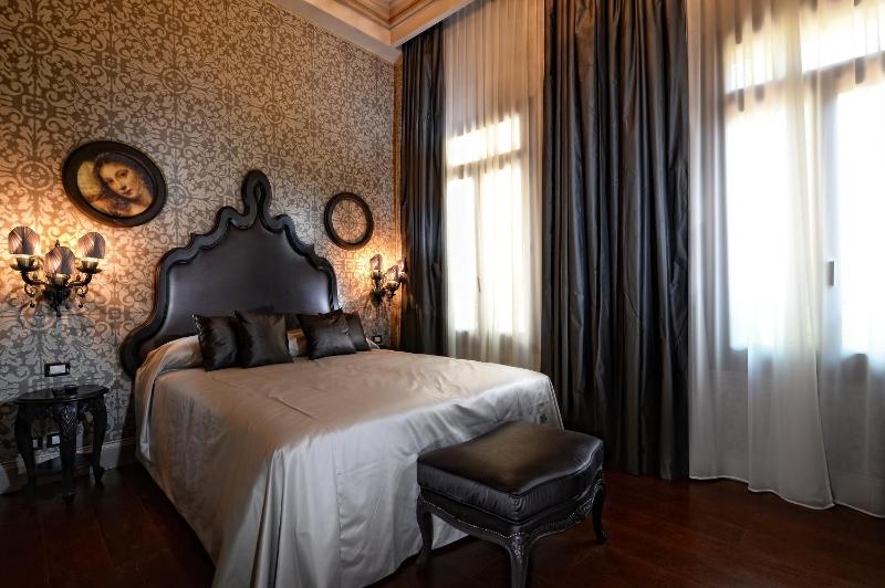 Deluxe Double Room image 2