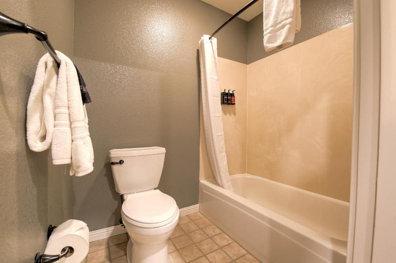 Queen Room with Queen Bunk Beds image 4
