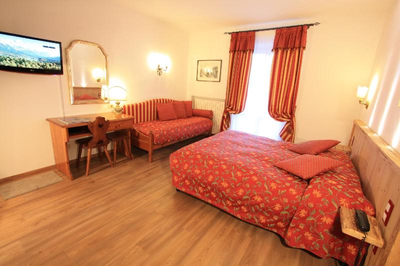 Double Room with Extra Bed image 2