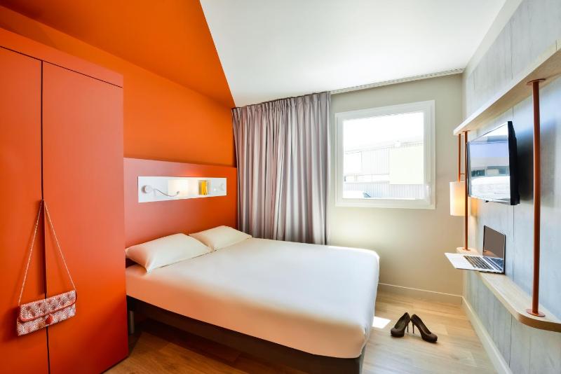 Triple Room with One Double Bed and One Bunk Bed image 2