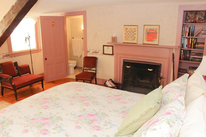 Deluxe Queen Room image 2