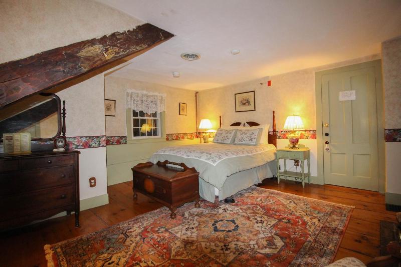 Deluxe Queen Room image 1