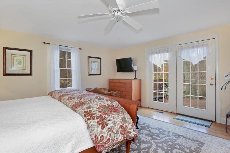 Deluxe King Suite image 4