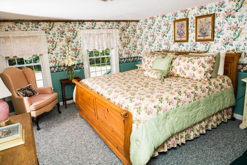 Deluxe King Room image 3