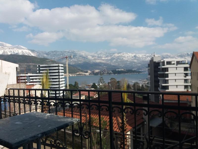 Studio Apartment with Sea View image 3